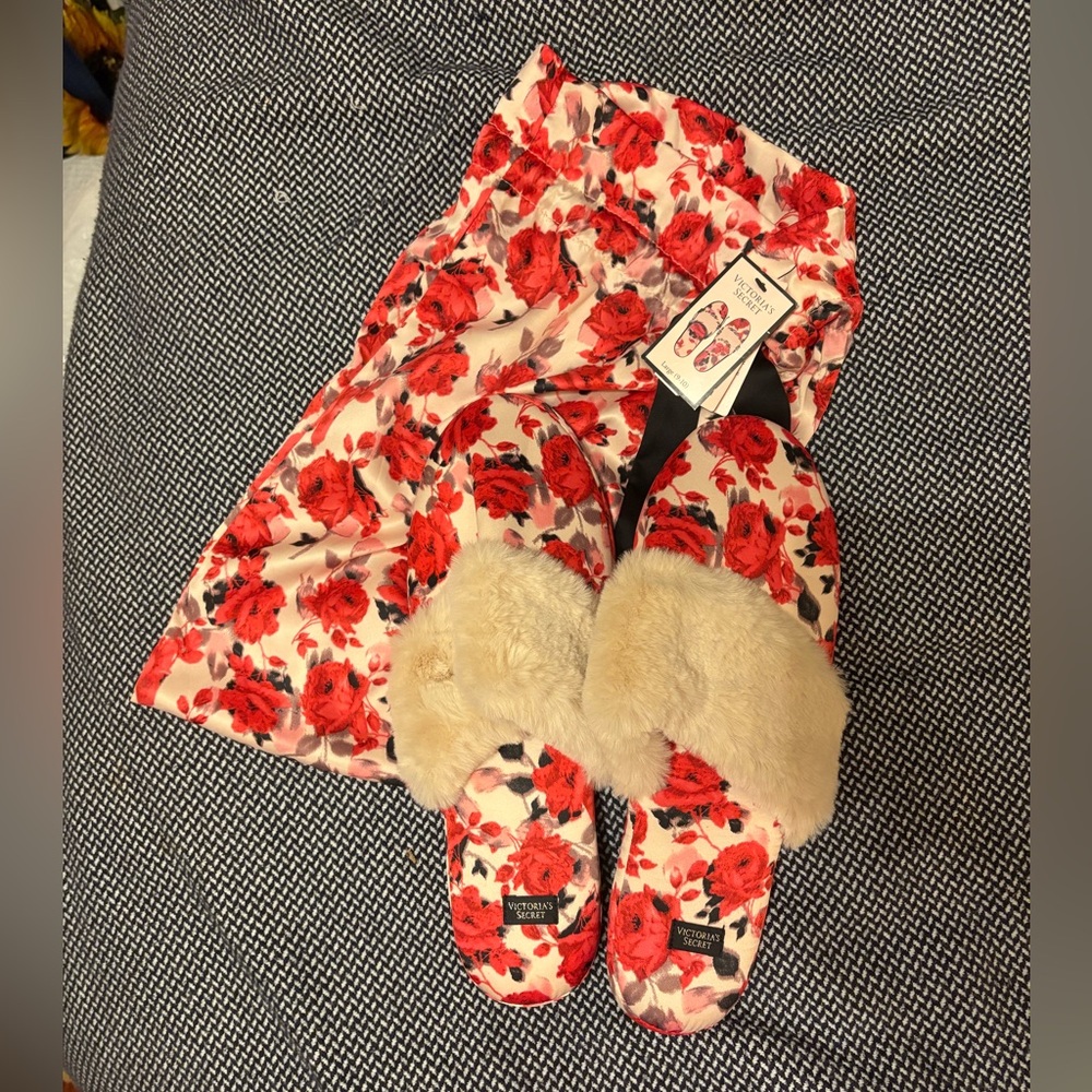 NWT! Victoria's Secret Red and Cream Floral Kids Slippers